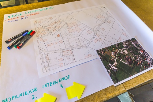 Zdjęcie przedstawia planszę z mapą i pisakami 