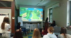 "Miasto Dziewczyn" – jak nastolatki zaprojektowały Skawinę w The Sims?
